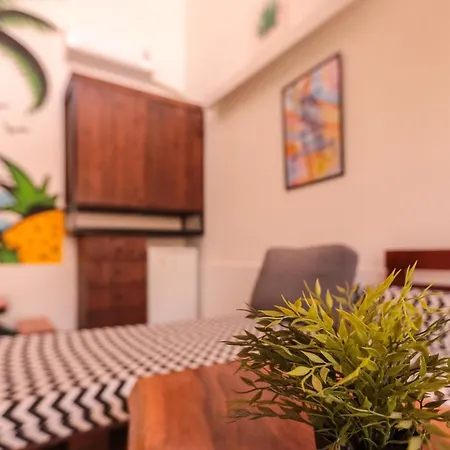 Limon Hotel, *