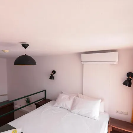 Limon Hotel, *