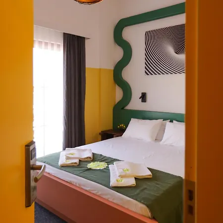 Limon Hotel, *